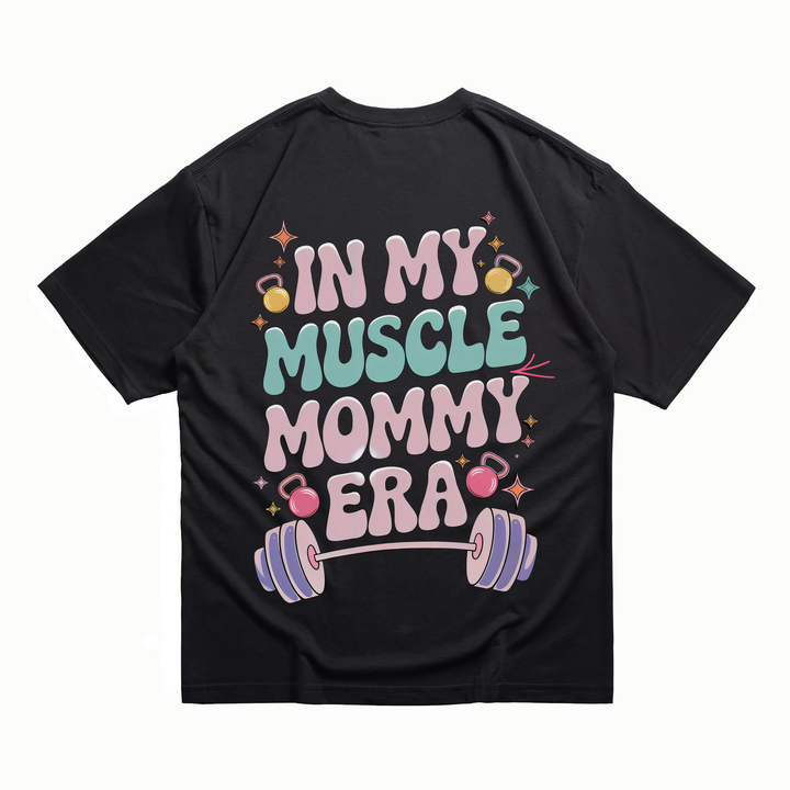 IN MY MUSCLE MOMMY ERA - Oversize Shirt Backprint